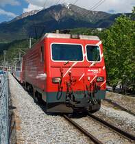 Die MGB HGe 4/4 II - 104 Furka (ex SBB 1951) kommt mit Glacier Express 911 aus Richtung Fiesch und fhrt in den Bahnhof (-vorplatz) Brig ein. Den Ksten der Lokomotive SBB 1951 und 1952 wurden mit neuen Drehgestellen (System Abt) und Transformatoren (11 kV) zu FO 104 und 105 eingebaut. Die HGe 4/4 II ist eine schmalspurige gemischte Zahnrad- und Adhsions-Lokomotive.