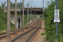 Kilometer 0 der Hardtbahn von der Karlsruhe/Nordweststadt nach Linkenheim-Hochstetten.
Ebenfalls bergang von der  Straenbahn-Bau- und Betriebsordnung  zur  Eisenbahn-Bau- und Betriebsordnung  (10.6.2012)