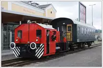 Lange Zeit schlummerte die von der GKB als DM 80.1 bezeichnete K�f am Graz K�flacherbahnhof vor sich hin. Sie wurde 1938 von der Berliner Maschinenbau AG gebaut und kam im Juni 1968 zur GKB wo sie bis 1997 ununterbrochen im Einsatz war. 2010 konnte sie von den Steirischen Eisenbahnfreunden k�uflich erworben werden und in den letzten Monaten von einigen Mitgliedern der Steirischen Eisenbahnfreunden in Zusammenarbeit mit der Werkst�tte der GKB wieder aufgearbeitet werden. Am 11.6.2012 absolvierte sie ihre erste Fahrt nach ihrer Aufarbeitung von Graz nach Lieboch, wo sie im kleinen Rahmen vom Leiter der GKB Werkst�tte an den Obmann der Steirischen Eisenbahnfreunde offiziell �bergeben wurde.  In Zukunft im TEML in Lieboch hinterstellt, kann sie nun f�r allf�llige Verschubarbeiten im TEML herangezogen. Herbert und Karl-Heinz hatten die ehrenvolle Aufgabe, das alte Schmuckst�ck als LPz 8499 von Graz nach Lieboch zu �berstellen. Die Aufnahme zeigt den Zug abfahrbereit am Graz K�flacherbahnhof am 11.6.2012.