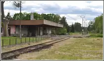 Auch am Bahnhof von Frombork/Frauenburg k�nnen die Reisenden lange auf einen Zug warten. Der Betrieb der Haffuferbahn ist eingestellt. (03.06.2012)