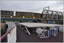 Mit abgesenktem Sonnendach, versenktem Steuerhaus und eingezogenem Kopf gelingt die Durchfahrt unter der Eisenbahnbr�cke an der toten Weichsel bei Gdansk/Danzig. (03.06.2012)