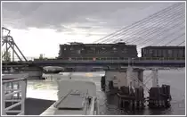 Die Lichtverh�ltnisse sind noch etwas diffus an der toten Weichsel, als 182 052-1 unseren Weg kreuzt. (03.06.2012)