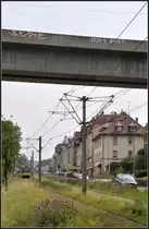 . Unter dem Bahnviadukt - 

Hier eine andere Perspektive auf die begrünte Trasse unter dem Neckartalviadukt der Schusterbahn. Vielleicht schaffen wir es mal irgendwann mit viel Geduld Zug und Stadtbahn auf ein Bild zu bekommen. Die U2 in Stuttgart-Bad Cannstatt. 

31.05.2012 (J)