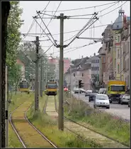 . Grüne Gleise, aufwändige Fahrleitungsanlagen - 

Blick auf den Rasenbahnkörper entlang der Schmidener Straße. Das Bild wird etwas getrübt durch die für die Stadtbahn notwendigen Hochkettenfahrleitungsanlagen. U2 in Stuttgart-Bad Cannstatt. 

31.05.2012 (M)