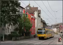 . Die Stadtbahn als Straßenbahn - 

Im unteren Teil der Schmiedener Straße hat der Platz beim Stadtbahnausbau nicht gereicht um für die Linie U2 hier einen eigenen Bahnkörper anzulegen. Nur stadtauswärts konnte das Gleis abmarkiert werden. 

31.05.2013 (M)