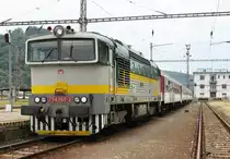 754 055-2 mit „Zr�chlen� vlak“ (Eilzug / RE) Zr  1844 „Strečno“ Zvolen os. st./Altsohl Persbf. (15:18) – Bansk� Bystrica/Neusohl – Vr�tky/Ruttek – �ilina/Sillein (17:08); 09.06.2012 