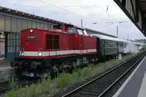 112 565 der PRESS mit einem aus historischen Reichsbahn-Wagen gebildeten Sonderzug des Vereins S�chsischer Eisenbahnfreunde (VSE) nach Wernigerode (Bahnhofsfest) und Bad Harzburg, am Morgen des 09.06.2012, abfahrbereit auf Gleis 3 im Hbf Zwickau. Bezeichnend f�r diesen  Sommer  ist, dass man aufgrund der herrschenden Temperaturen gezwungen war, die Zugheizung in Betrieb zu nehmen, welche, wie sch�n an den damfenden Waggons zu erkennen ist, bei der BR 112 noch mittels Dampferzeuger sichergestellt wird. Der Zug wird dann �brigens in Leipzig von Dampflok 01 0509 �bernommen, welche ihn zum genannten Zielbahnhof und zur�ck bringen wird.