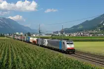 186 102 + 189 917 mit dem Lomo-KLV von Hamburg nach Verona am 02.08.2011 unterwegs bei Schwaz.