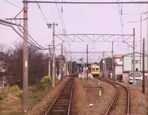 Nishitetsu-Konzern, Kaizuka-Linie (1067mm-Spur): Heute endet die Strecke hier; die weiteren 10 km existieren nicht mehr. In der Station Nishitetsu Shingû wartet der alte Zug 315/365 noch auf die Weiterfahrt nach Tsuyazaki. 16.März 2007. 