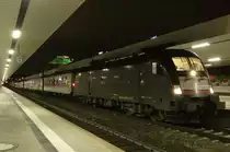 Taurus ES 64 U2 070 ist mit dem CNL 479 Hamburg - Z�rich am 13.06.2012 in Mannheim