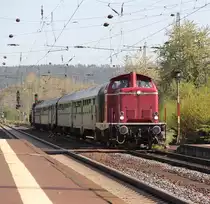 211 019-5 und 50 3610 kommen von einem kleinen Abstecher zur�ck nach Bebra. Aufgenommen am 28.04.2012.