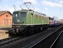 141 228-7 macht sich bereit, um den Flirt-Triebzug der Cantus-Bahn abzuschleppen... :) Nein. In Wirklichkeit stand sie am Bahnsteig bereit um neue Fahrg�ste f�r eine F�hrerstands-Mitfahrt aufzunehmen. Aufgenommen am 28.04.2012 in Bebra.