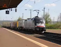 182 529-8 (ES 64 U2-029) passiert mit ihrem KLV-Zug Bebra. Aufgenommen am 28.04.2012.