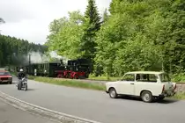 99 1542-2 mit einem GmP an der Grumbacher Kreuzung. Leider mu�te der Lada geschnitten werden, da ich sonst zu viele  G�ste  auf dem Bild h�tte. Aufgenommen am 01.06.2012.