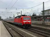 Die 120 106 mit dem IC K�nigsee am 08.04.2012 bei der Durchfahrt am Heimeranplatz (M�nchen).