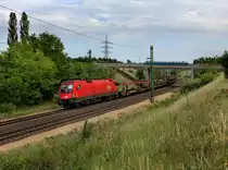 Die 1116 004 mit einem G�terzug am 09.06.2012 unterwegs bei Biatorb�gy.