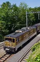 Die MOB GDe 4/4 6005 (ex TPF GDe 4/4 101) kurz vor der Einfahrt, am 27.05.2012, in den Bf Chamby mit dem GoldenPass Classic. Diese Loks, strenggenommen Gep�cktriebwagen, habe eine Dauerleistung von 1016 kW und k�nnen 100 km/h schnell fahren, gebaut wurde sie 1983 von SLM, Winterthur und ABB, Baden 