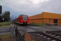 RB 33 nach Duisburg....hier am B� Herrather Linde ist der 425 563-4 am 12.6.2012 abgelichtet.