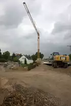 Liebherr und Caterpillar pr�gen das Bild der Br�ckenbaustelle 
Radebeul West - Hainstra�e.