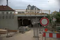 Die seit einigen Tagen  rohbaufertige Br�cke  Hainstra�e in Radebeul West. 
13.06.2012 gegen 17:50 aufgenommen.
Noch sieht es baustellentypisch aus.