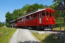 
Der ex RhB Triebwagen ABe 4/4 I No. 35 der Museumsbahn Blonay–Chamby, fährt am 27.05.2012 von Blonay, mit 3 angehängten Wagen (die Originalität etwas trüben) hinauf nach Chamby, hier bei Chaulin. Der Triebwagen wurde 1908 Ursprünglich als BCe 4/4 10 von SIG / Alioth für die Berninabahn gebaut, 1943 übernahm die Rhätischen Bahn (RhB) die Berninabahn und ließ ihn 1949 in den heutigen ABe 4/4I No. 35 umbauen. Der Triebwagen hat eine Höchstgeschwindigkeit von 55 km/h und Dauerleistung 395 kW.