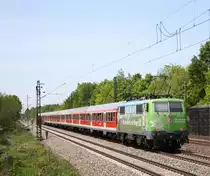 Am RE von Salzburg nach M�nchen hing die 111 039-4  DAV . Durchfahrt bei Vaterstetten am 20.05.12
