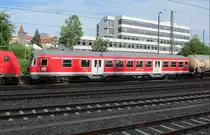 82-34 093-8 (Bnrdzf 463.1) von DB Regio Baden-W�rttemberg Stuttgart ist am 12. Juni 2012 in einem G�terzug von N�rnberg nach Leipzig eingereiht. Die Aufnahme entstand in Kronach.