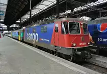 Die Re 421 379-9 an der Spitze des IR 1775 in Basel SBB. An erster Stelle ist ein A EWI angeh�ngt, 13.06.2012.