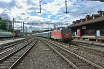 Die Re 4/4 II 11133 (ex. Swiss Express) an der Spitze des IR 1483 bei Einfahrt in Spiez. Mo-Fr gibt es nur noch einen planm�ssigen Einsatz eines EWII IR Pendel in der ganzen Schweiz. Dieser besagte Pendel f�hrt um 18.30 Uhr von Bern nach Spiez, und anschliessend leer zur�ck. Leider sind die Lichtverh�ltnisse nicht optimal, aber ich riskierte es einmal, 13.06.2012.
