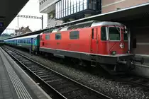 Nach dem erfolgten Richtungswechsel schiebt die Re 4/4 II 11133 ihren EWI/II Pendel in K�rze als Leermaterialzug zur�ck nach Bern, Spiez, 13.06.2012.