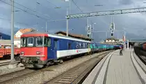 Nachschuss des IR 1483 bei Einfahrt in Spiez. Auf dieser Seite w�re das Licht besser, aber die Lok ist leider auf der anderen Seite. Im Bild ist der BDt 50 85 82-33 984-4, 13.06.2012.