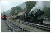52.4984  Eberhard  wartet bei str�mendem Regen am 10.6.2006 in Puchberg am Schneeberg auf ihre R�ckfahrt nach Wiener Neustadt.