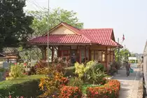 Aufnahmsgeb�ude des Bf. Pa Sao, Blickrichtung Chiang Mai, am 15.M�rz 2012. 

