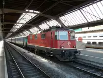 SBB - Re 4/4 11130 vor Schnellzug in HB Z�rich am 25.05.2012