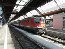 SBB - Re 4/4 11199 vor Schnellzug in HB Z�rich am 25.05.2012