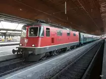 SBB - Re 4/4 11302 vor Ersatzzug nach Chur in HB Z�rich am 25.05.2012