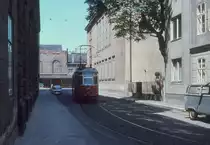 Wien Wiener Stadtwerke-Verkehrsbetriebe (WVB) SL G2 (L4 606 (SGP 1962)) III, Landstraße, Kolonitzgasse im Juli 1977. - Scan eines Diapositivs. Kamera: Leica CL.
