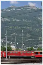 Ge 6/6 II 705  Pontresina/Puntraschigna  vor dem rund 2850m hohen Haldensteiner Calanda in Chur Gbf. (17.06.2012)