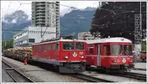 Ge 6/6 II 707  Scuol  ist mit einem Holzzug aus dem Pr�ttigau in Landquart eingetroffen und kreuzt dort die S1 1518 nsch Schiers mit Steuerwagen 1712. (17.06.2012)