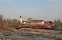 610 0XX am fr�hen Morgen des 07.03.2012 in Weiherhammer. Der Kirchenblick wurde nur frei, weil der Wald zwischen Stra�e und Bahn abgeholzt wurde um eine neue Bahnunterf�hrung zu bauen.