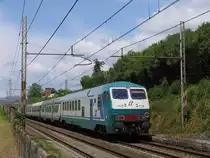 Steuerwagen Bauart UIC-X und E464 mit R 23381 La Spezia Centrale-Firenze Santa Maria Novella  in die N�he von das ehemalige Bahnhof Montignoso am 15-5-2012.