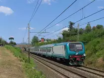 E464.105 mit R 11853 La Spezia Centrale-Pisa Centrale in die N�he von das ehemalige Bahnhof Montignoso am 14-5-2012.