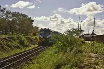 Nochmal die entgleiste 9901 bei Mariakani am 28.5.2012. Das Verkehrsaufkommen zwischen K�ste und Inland ist sehr gro�, doch weder Schienen noch Stra�en sind den Anforderungen gewachsen. An dem gleichen Tag hatten LKWs mit brennenden Stra�enblockaden und einem gigantischen Stau vor Mombasa zu k�mpfen.