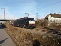 Am 22.02.2012 stand ES 64 F4-105 mit einem KLV in M�llheim (Baden) auf dem �berholgleis.
