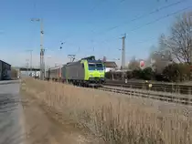 Am 21.02.2012 stand Re 485 020 mit einer RoLa auf dem �berholgleis in M�llheim (Baden).