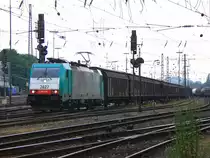 Die Cobra 2827 f�hrt mit einem kurzen Papierzug aus K�ln-Gremberg nach Zeebrugge(B) bei der Ausfahrt von Aachen-West und f�hrt in Richtung Montzen/Belgien bei Wolken am Abend des 19.6.2012.