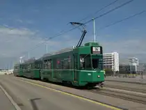 Dreiwagenzug mit dem Be 4/4 494 an der Spitze �berquert die Dreirosenbr�cke. Die Aufnahme stammt vom 15.06.2012.