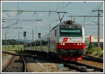 1014 014 am 9.6.2006 mit einem Regionalzug bei der Ausfahrt aus Gramatneusiedl auf dem Weg nach Wien.