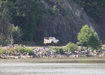 29.6.12, Bear Mountain, NY,  CSX-Line. Ein 2wege Fahrzeug unterwegs nordwrts zu einem  ca. 1km weiter inn Richtung NY/NJ stehendem Zug. Vielleicht Schienenbruch, umgekippter Baum, Signalstrung...
