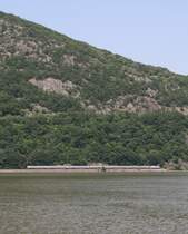29.6.2012 Bear Mountain, NY. Ein Amtrak  Empire Service  Train unterwegs mit Genesis 717 Richtung NYC Penn Station.